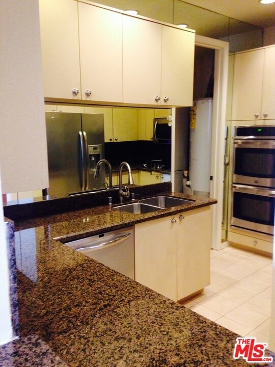 Kitchen - 10432 Eastborne Ave Unidad 304