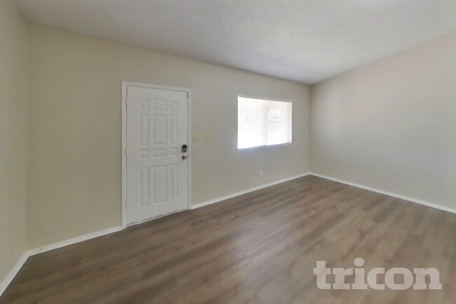 222 W Topeka Dr