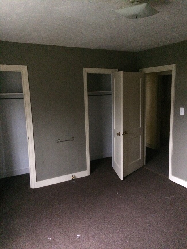 Entrada del dormitorio delantero - 375 Columbus St