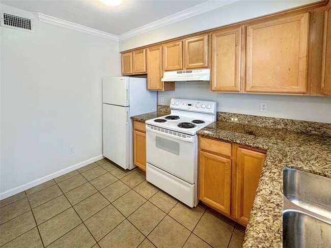 Photo - 1520 Yale St Unit 16