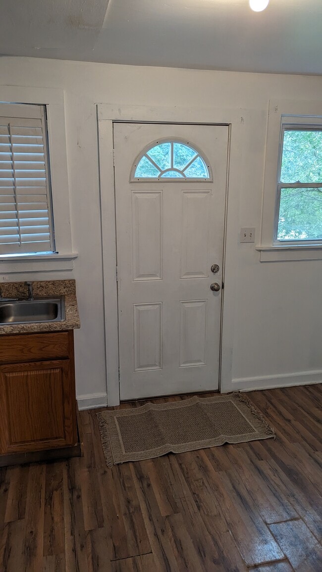 Puerta en la cocina que da al porche trasero. - 1208 Preston St Unidad 1208