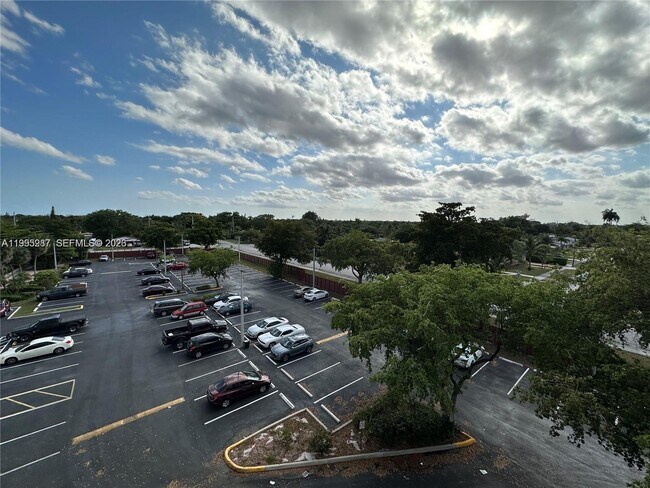 Photo - 1200 NE Miami Gardens Dr Unidad 505W