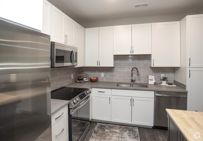 2BR, 2BA - 975 SF