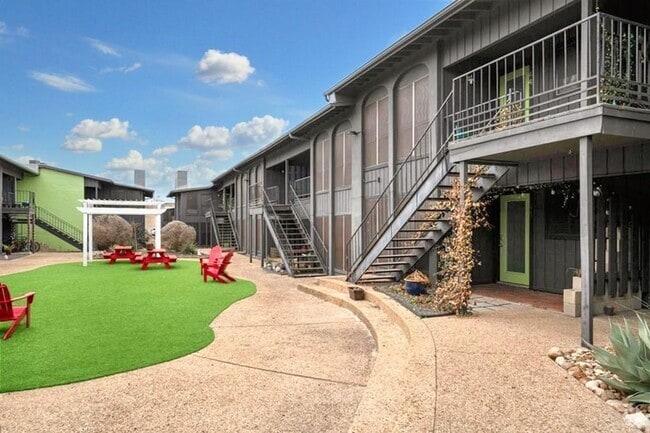 Building Photo - Spacious 2-Bed, 2-Bath First Floor Apartme... Rental