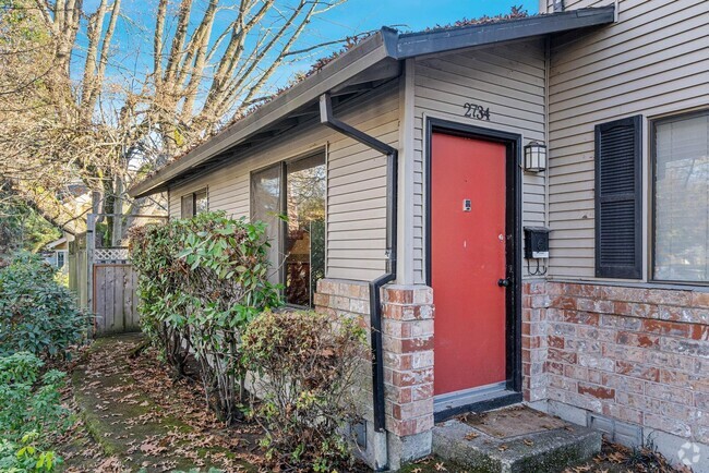 Building Photo - SE Alder Unit 2734 SE Alder Street Rental