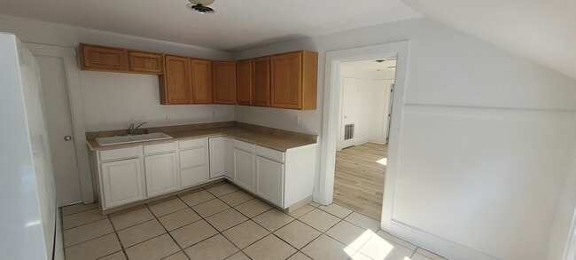 Building Photo - 2226 Myrtle St Unit #2 Upstairs