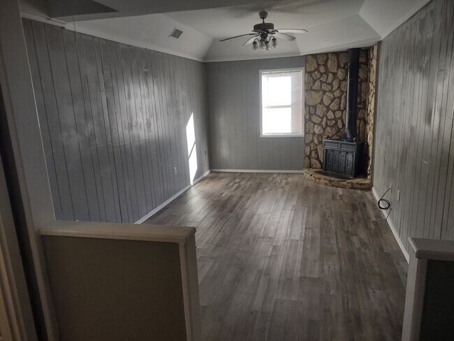 Photo - 1405 Woodruff Ln