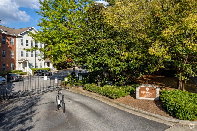 Entrada - Brighton Court Condominiums