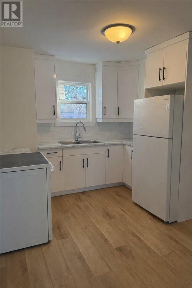 Photo - 301 Hemlock St