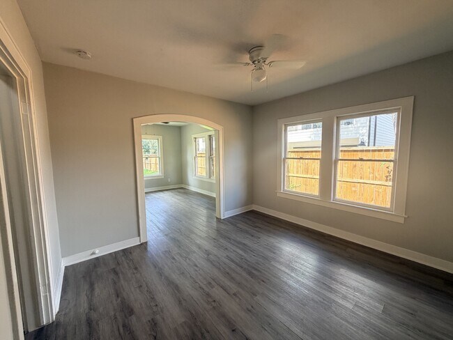 Photo - 824 Curtin St