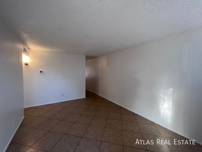 Photo - 8315 N 61st Ave Unidad 04