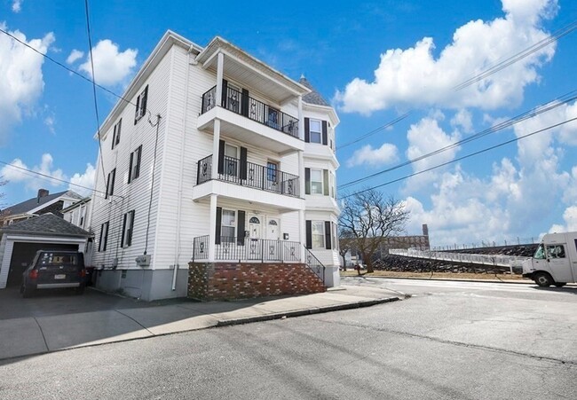 Building Photo - 2-4 Stapleton St Unit 1 Rental