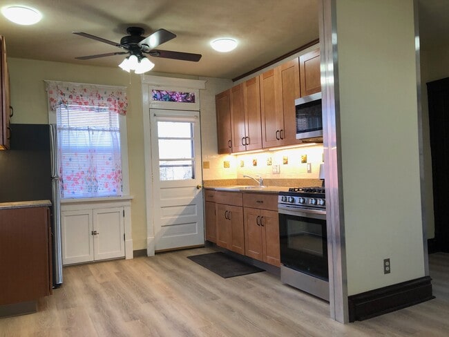 Lots of light - 1308A Tower Grove Ave Unit 1308A