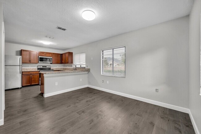 Photo - "Spacious 3-Bed, 3-Bath Townhouse with Elegant Hardwood Floors in Ocoee!"