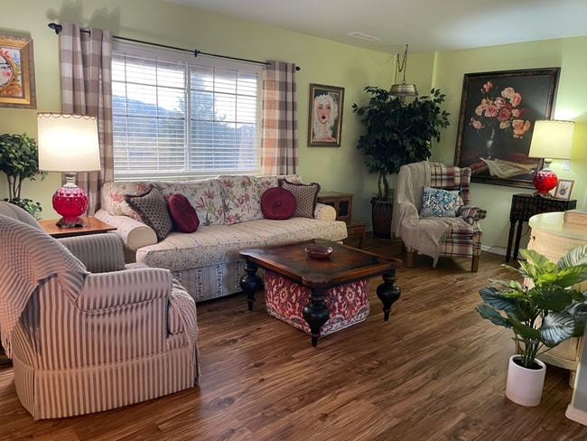 Photo - 1530 W Ridge Dr House