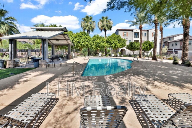Photo - 2210 E Huntington Dr