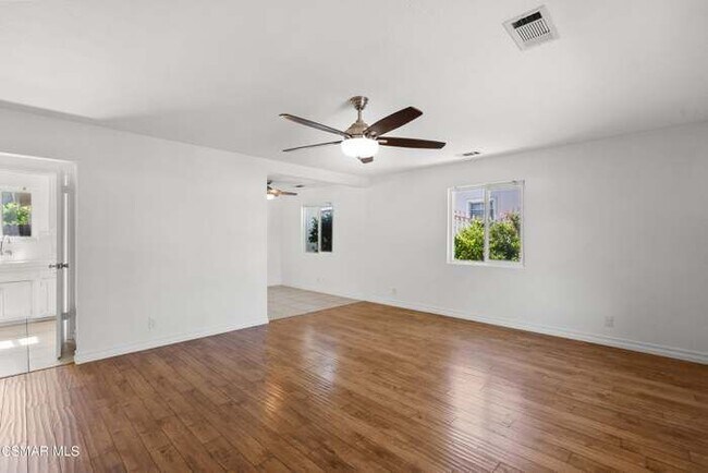 8761 Woodley Ave