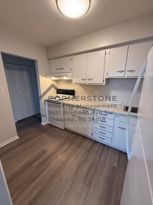 Photo - 6500 Carefree Ln Unit Apt 12
