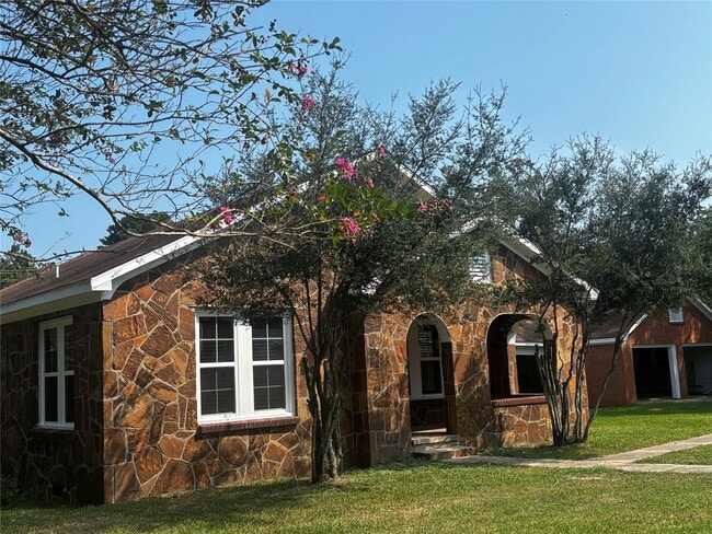 Building Photo - 1671 US-190 Rental