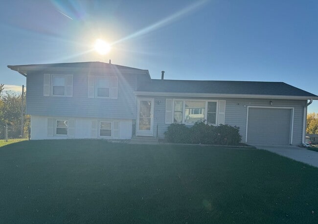 Building Photo - Move-In Ready 3-Bedroom with Modern Update...