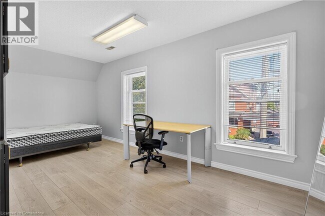 Photo - 43 Dupont St E