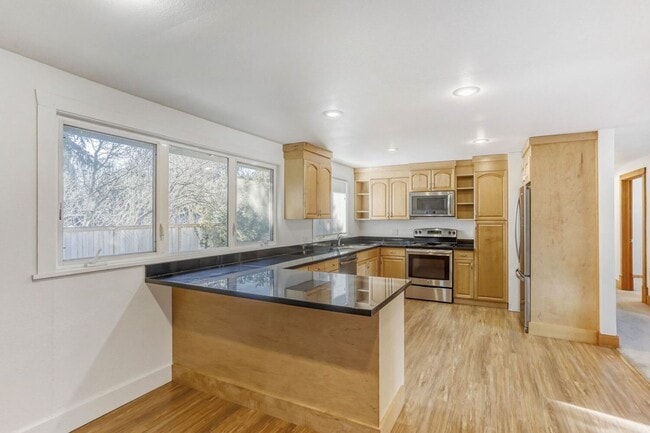 Photo - Amazing 3bed/1.5bath with Attached Garage in Kirkland!