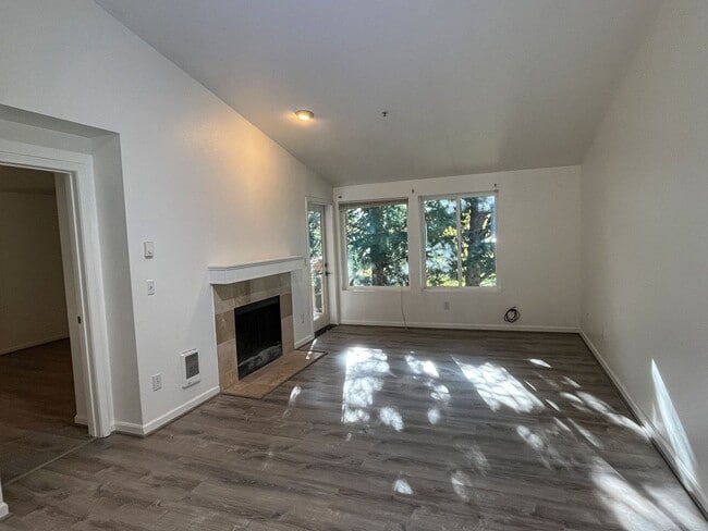 Building Photo - East Hill 2-bedroom top-floor unit w/s/g i... Rental