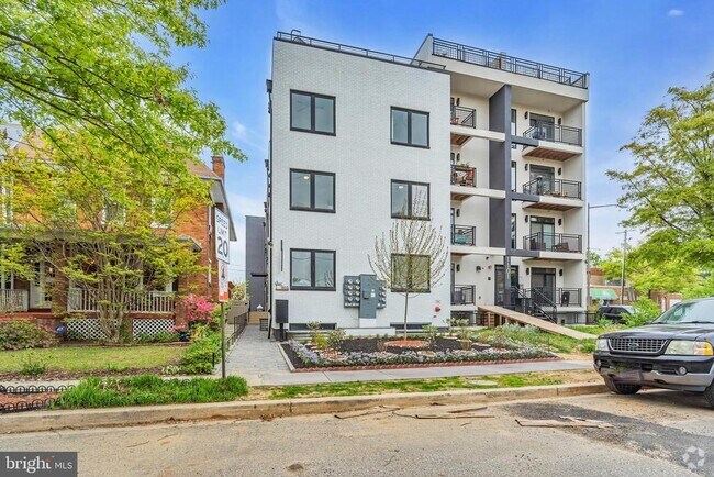 Building Photo - 1103 Fern St NW Unit 301 Rental