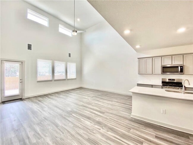 Photo - 100 Geminiflora Bend