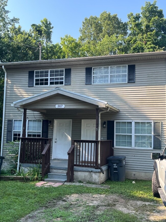 Photo - 305 Holliman St