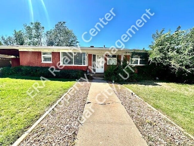Building Photo - Move in Discount! Charming Ranch Style Single Family Home