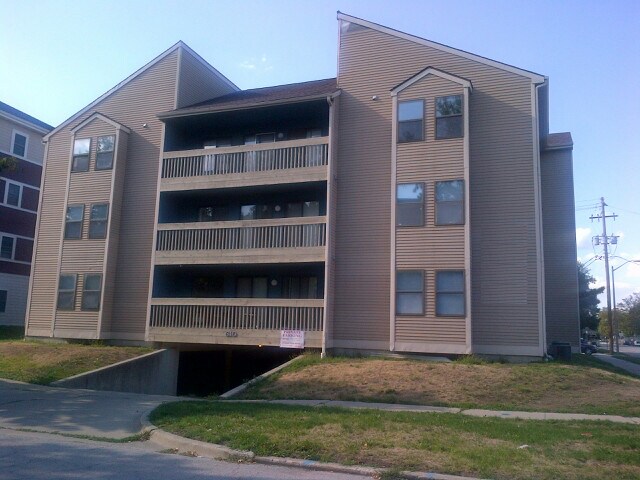 Photo - 610 E Stoughton St Apartments