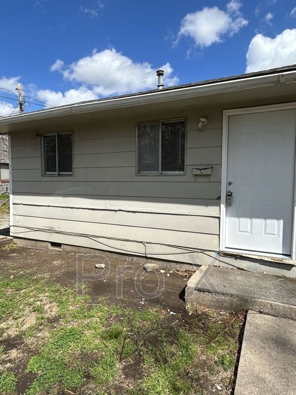 Building Photo - 208 W 1st St Unit 208 W. 1st Apt. C