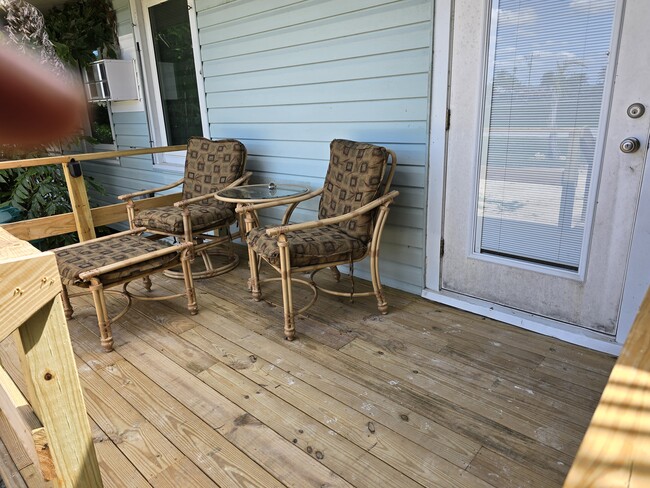 Front - 110 Freesia St Unit Redfish Room 6