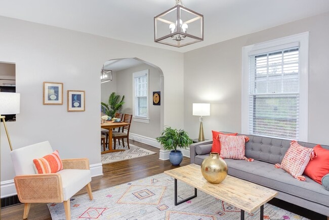 Building Photo - Available Now - Adorable and Spacious! 2 ... Unit Apt B