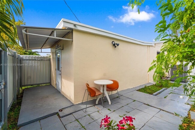 Photo - 570 W 46th Pl Unidad 0