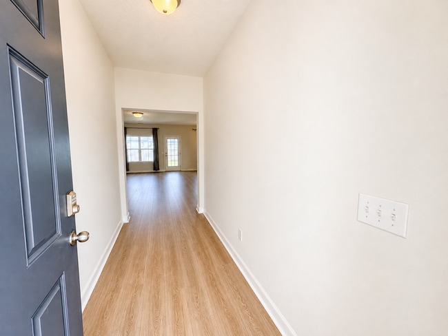 Photo - 16 Forman Wy SE
