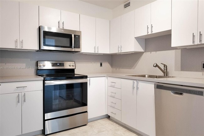 Building Photo - 1985 S Ocean Dr Unit 2C Rental