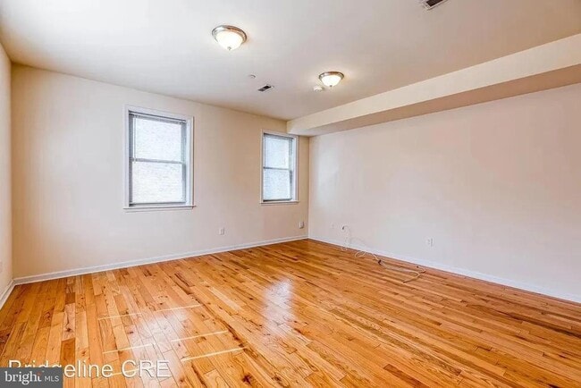Building Photo - 2400 W Thompson St Unit C