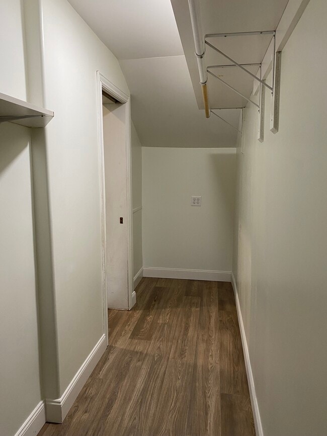 Large Walk-in Storage Closet - 622 Putnam St Unidad Apt A