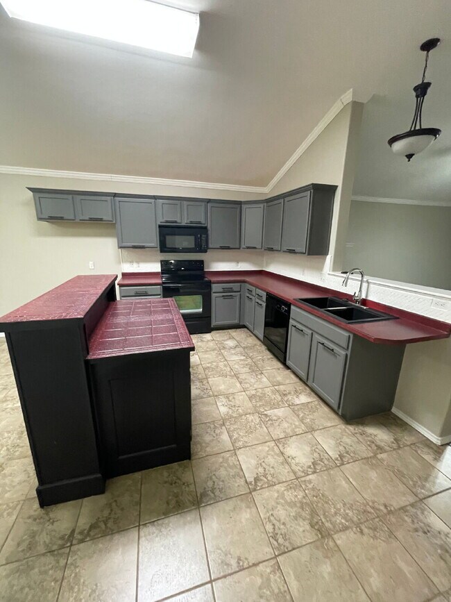 Photo - Stunning 3 Bedroom with Hard Surface Flooring Throughout!
