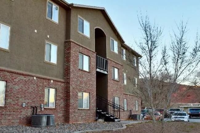 Willow Creek Apartments - Immediately 3bd/2ba - Willow Creek Apartments - Immediately 3bd/2ba