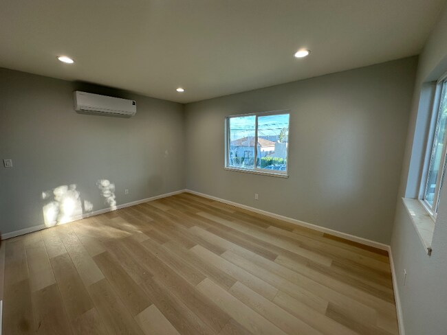 Photo - 822 E 11th St