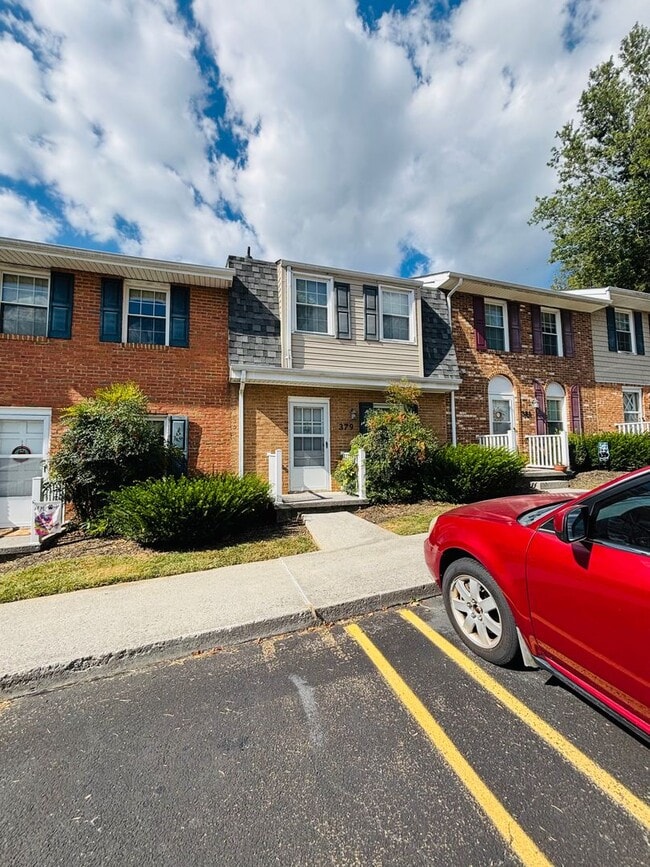 Building Photo - 2 Bedroom, 1.5 Bath Townhouse
