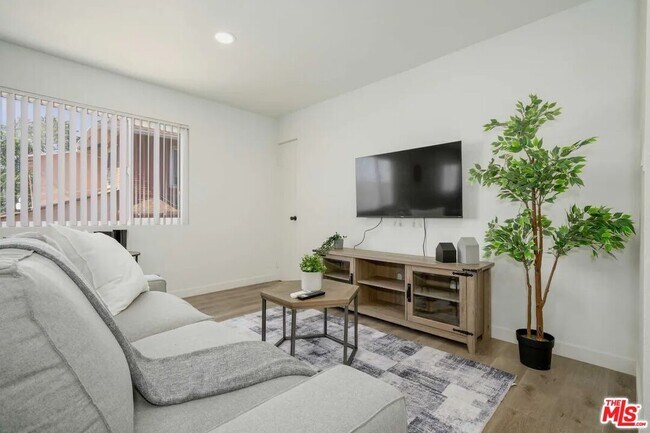 2417 S Budlong Ave Unit 4