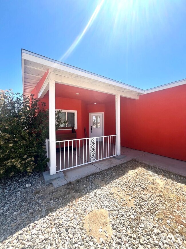 Building Photo - 2 Bedroom 2 Bathroom Home Close to Town