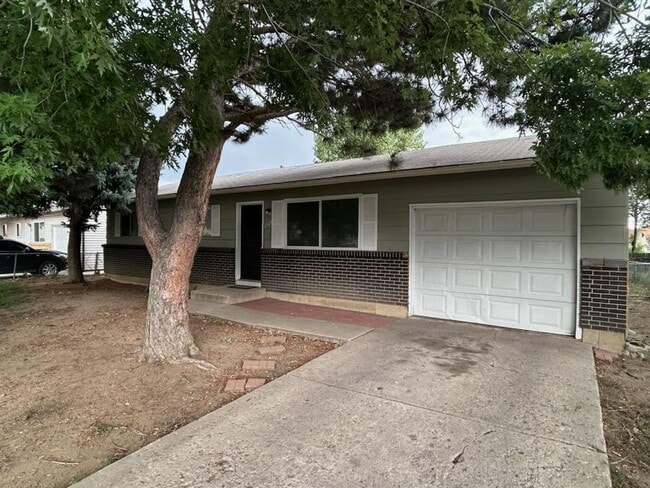 Building Photo - Ranch Style Home 3 beds, 1 bath close to F...