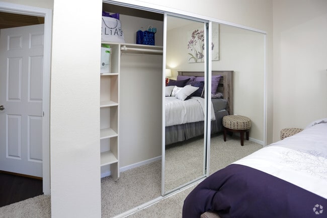 2BR, 2BA - 1033 SF
