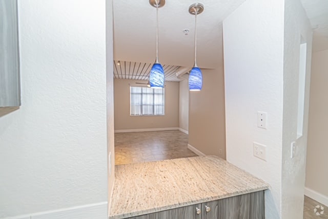 Building Photo - 2320 W Azeele St Rental