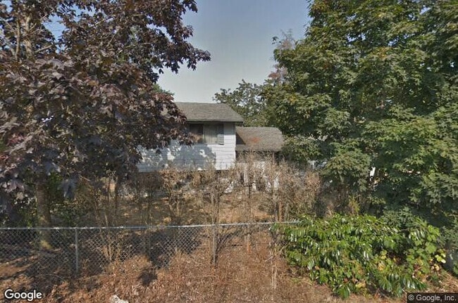 Building Photo - Spacious 3 bedroom, 1.5 bath Split Level Home!!!!